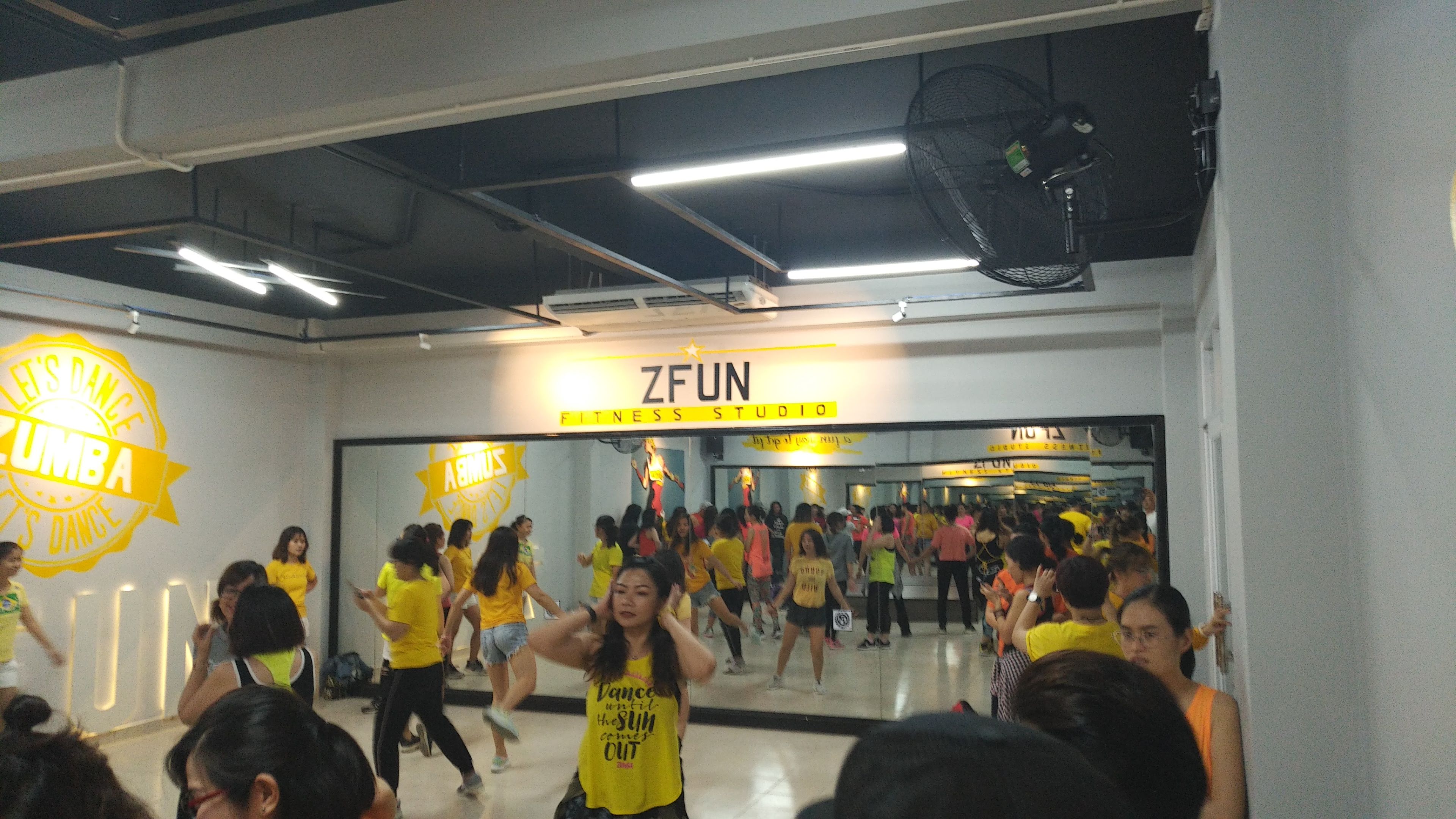 Sàn gỗ và hệ thống đèn studio bên trong ZFUN